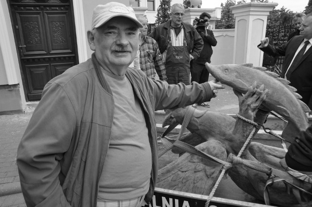 Wiesław Adamski przed montażem gryfa na kamienicy przy ulicy Koszalińskiej w Szczecinku