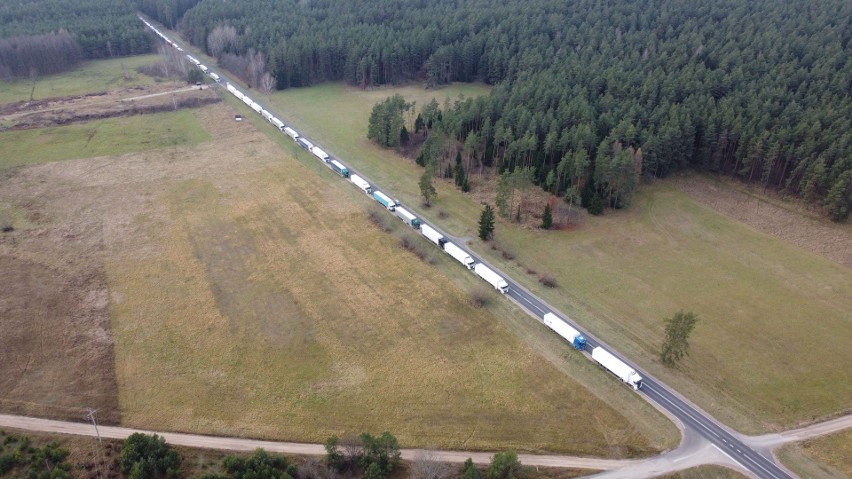 Ogromna kolejka tirów do przejścia granicznego w Bobrownikach. Kierowcy ciężarówek muszą czekać ponad dwie doby [ZDJĘCIA, WIDEO]