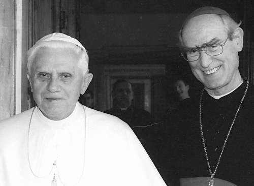 Benedykt XVI i arcybiskup Alfons Nossol w Rzymie w czasie pielgrzymki do progów apostolskich.