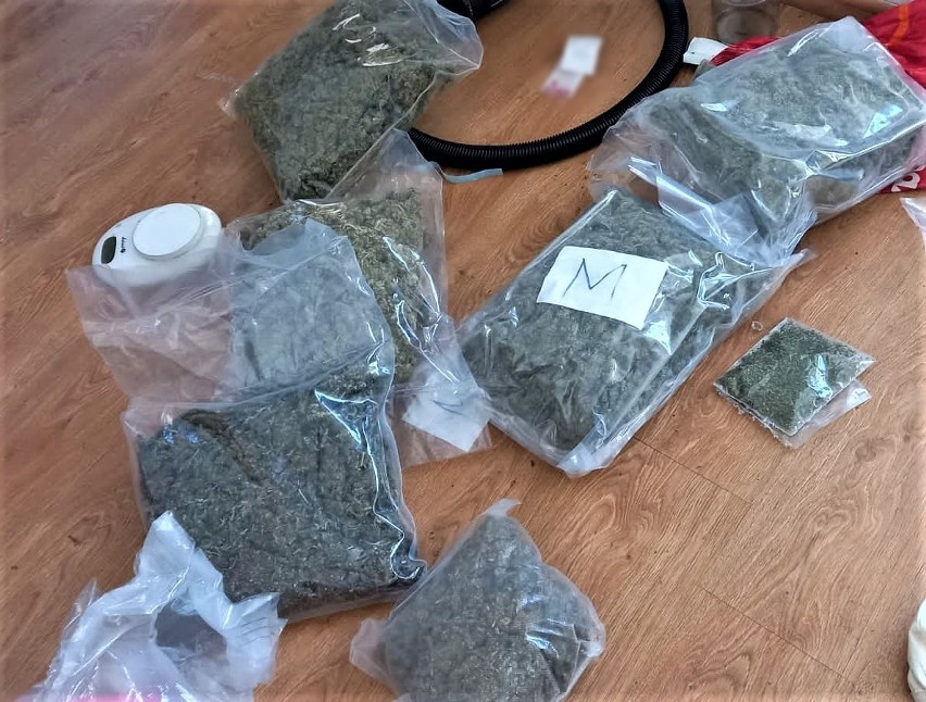Nowy Sącz. W mieszkaniu trzymał 5 kg marihuany i 200 tys. nielegalnych papierosów. Może trafić do więzienia na 10 lat  