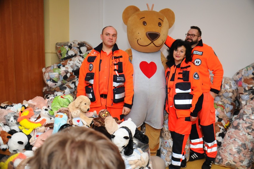 Kraków. 4 tys. maskotek dla małych pacjentów trafiło do ambulansów