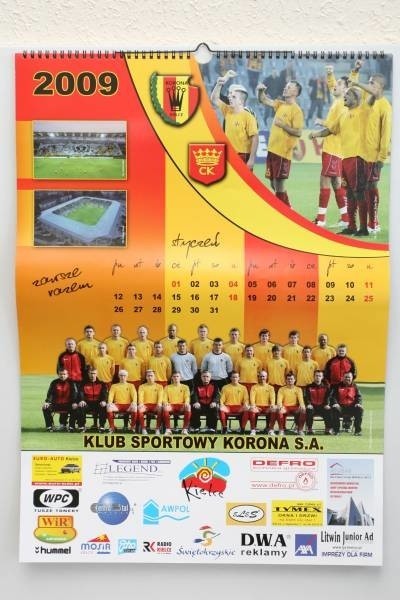 Kalendarz na 2009 rok z podpisami zawodników druzyny Korona...