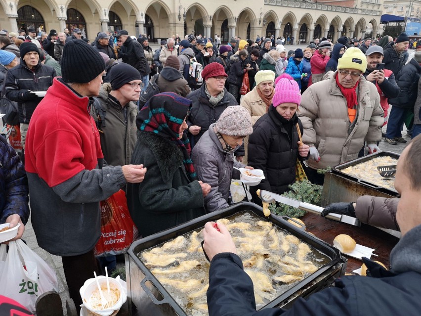 Kraków. Wielka wigilia dla bezdomnych i potrzebujących na Rynku Głównym. Po raz pierwszy bez przedstawiciela Kurii