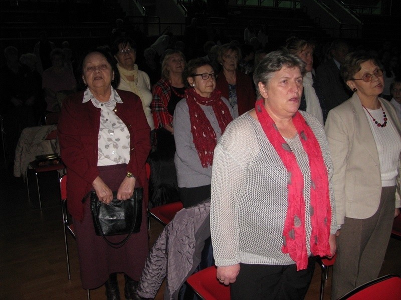 Na przegląd przybyło wiele osób, które z zainteresowaniem i...