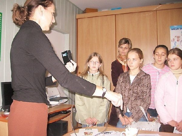 Bogumiła Warmińska z sekcji higieny  żywności prezentuje młodzieży z Osieka sprzęt,  którego w czasie kontroli używają inspektorzy.