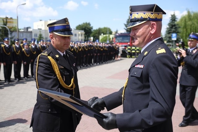 Brygadier Robert Wiśniewski, dotychczasowy szef włocławskich strażaków jest od kilku dni Komendantem Miejskim Państwowej Straży Pożarnej w Toruniu. We wtorek (18.06) został uroczyście wprowadzony na to stanowisko i przekazano mu obowiązki służbowe szefa toruńskich strażaków. Sprawdź: Ile zarabia się w straży pożarnej? Znamy stawkiBrygadier Robert Wiśniewski zastąpił na stanowisku komendanta toruńskiej PSP Kazimierza Stafieja, który zakończył służbę i przeszedł na emeryturę.