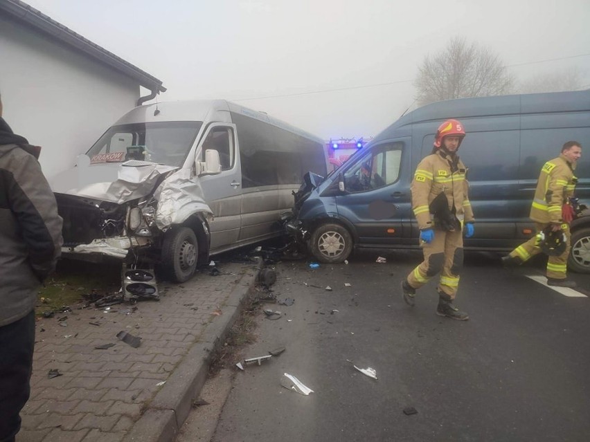 Koszmarny wypadek pod Krakowem. Bus skończył na ścianie domu