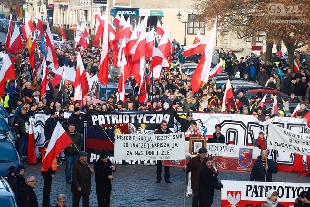 VII Szczeciński Marsz Niepodległości 11 listopada 2017 roku ulicami Szczecina przejdzie już VII Szczeciński Marsz Niepodległości. Marsz tradycyjnie zostanie poprzedzony uroczystą Mszą świętą za Ojczyznę, która odbędzie się o godz. 9:00 w szczecińskiej Katedrze pw. św. Jakuba.Manifestacja rozpocznie się o godz. 10:00 na pobliskim Placu Orła Białego.Więcej: Święto Niepodległości w Szczecinie. Szczegółowy program [PDF]