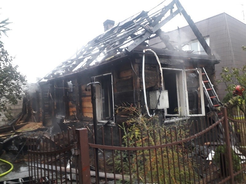 Białystok. Pożar domu przy ul. Tarnowskiej. W środku były butle z gazem