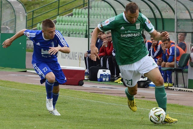 Marcin Woźniak (w zielonej koszulce) to ostatnio jeden z wyróżniających się piłkarzy Olimpii, która w niedzielę zagra na stadionie beniaminka - Wigier Suwałki