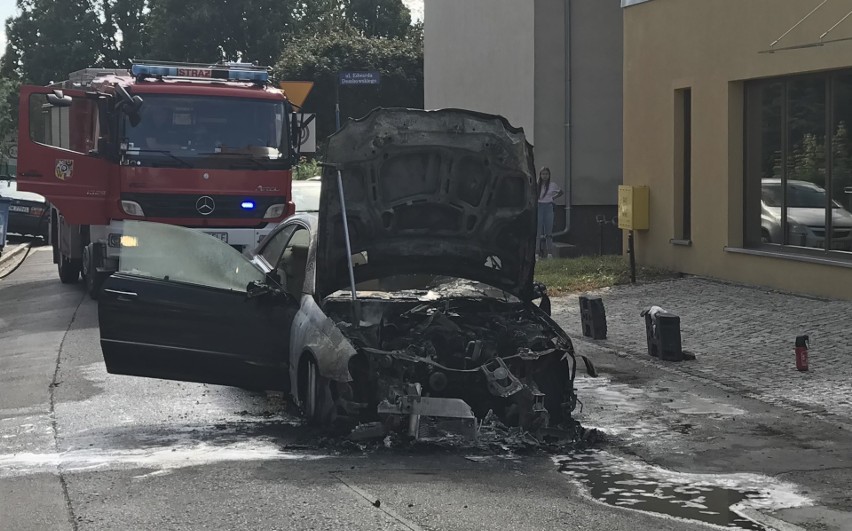 Pożar samochodu osobowego na Sępolnie [ZDJĘCIA]