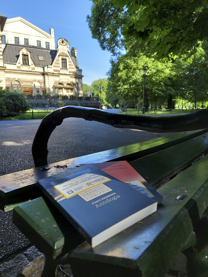 Święto Wolnych Książek na krakowskich Plantach. Biblioteka Kraków zostawiła lektury na ławkach