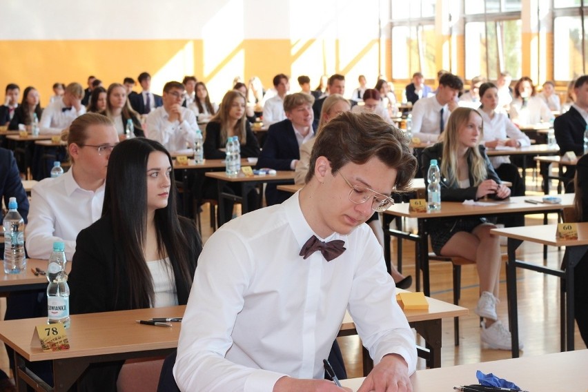 Matura w szkołach w Kozienicach. Skupieni uczniowie przystąpili do egzaminu dojrzałości. Zobaczcie zdjęcia