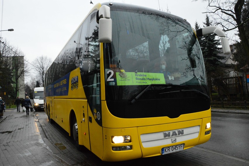 Myślenice. Żółty autobus już jeździ! Dojedziemy nim do Krakowa i z powrotem [ZDJĘCIA]