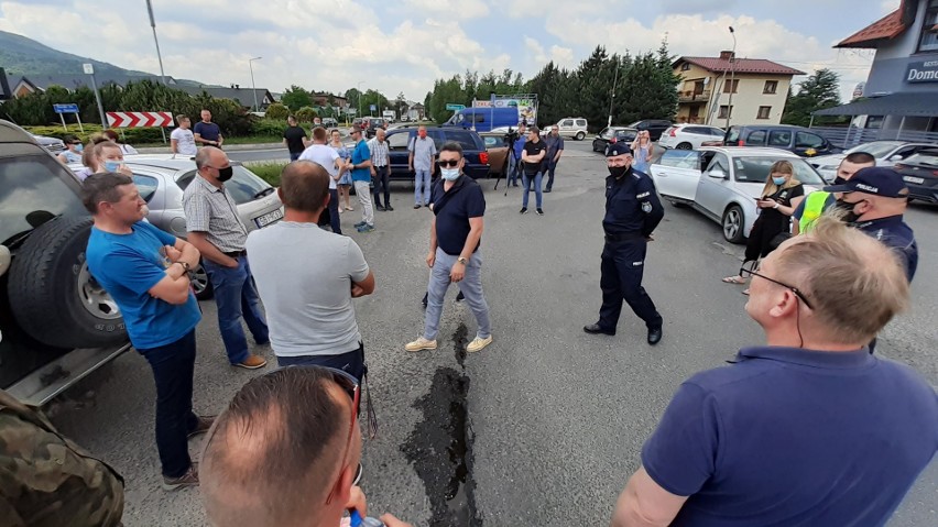 Kilkudziesięciu mieszkańców gminy Czernichów przeciwko...