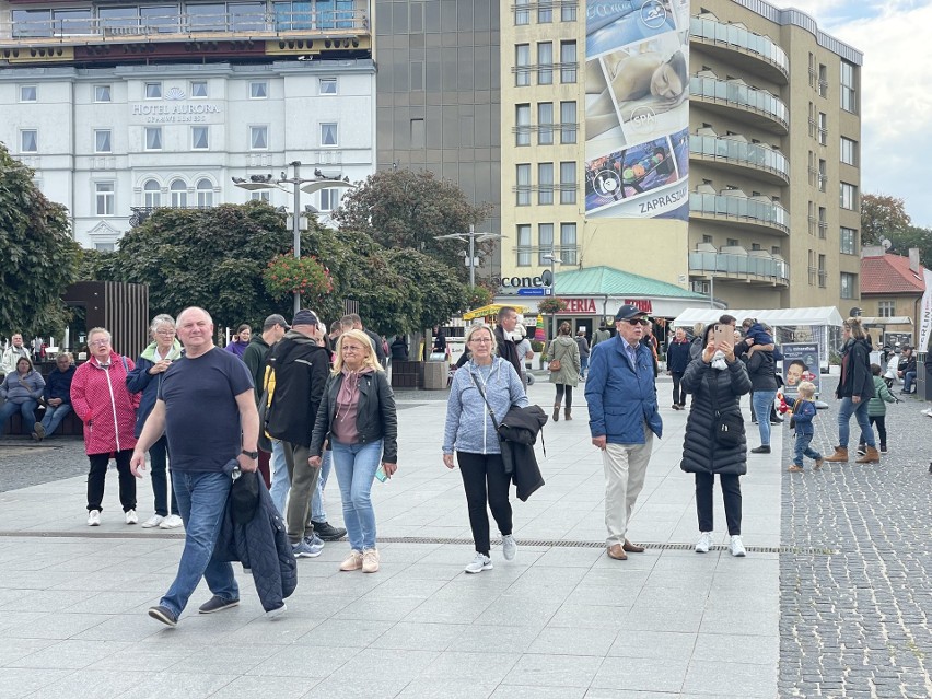 Międzyzdroje bez słońca, ale turyści są! Odpoczywają na plaży i promenadzie [ZDJĘCIA]