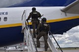 Agresywni pasażerowie awanturowali się w samolocie. Opuścili go w Poznaniu w asyście strażników granicznych