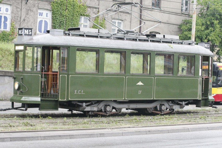 Usuwanie szkód po burzy w Łodzi z 11 maja. Zalany tramwaj pójdzie na złom