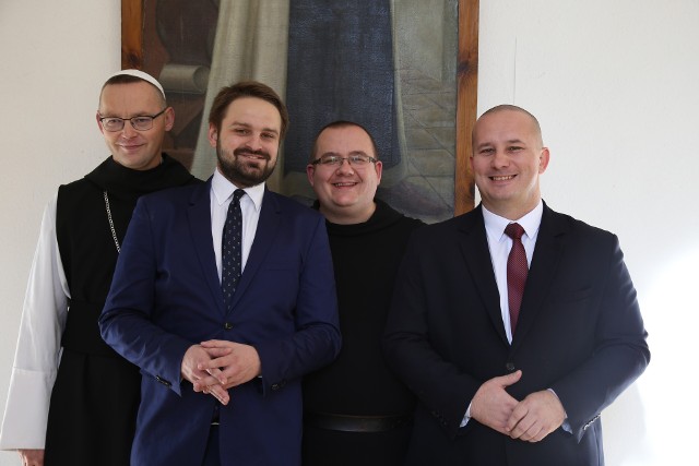 Na zdjęciu od lewej: ojciec opat Rafał Ścibiorowski, doradca premiera, kandydat na posła w Świętokrzyskiem - Bartłomiej Orzeł, ojciec przeor Bruno Paterewicz, burmistrz Jędrzejowa Marcin Piszczek.