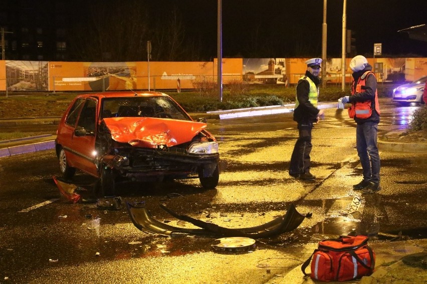 Wypadek przy mostach Warszawskich. Dwie osoby ranne