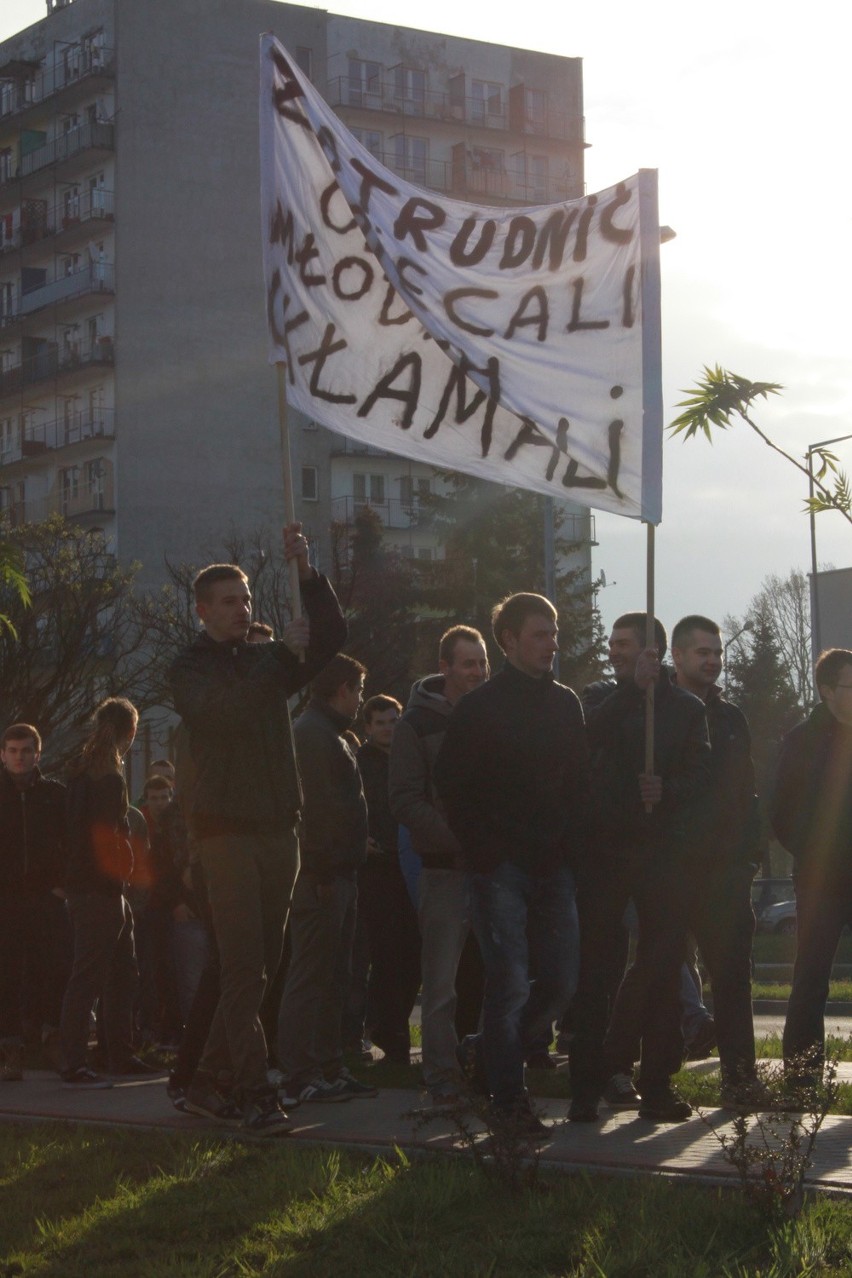 Absolwenci klas górniczych pikietowali przed siedzibą JSW.