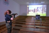 Ćwiczenia uczniów klas mundurowych ze Stalowej Woli na wirtualnej strzelnicy