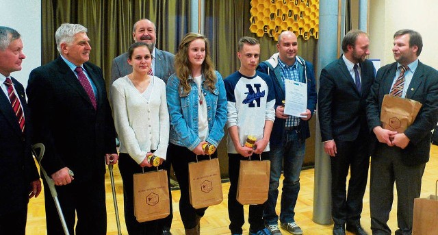 Uczniowie z Czernichowa, zwycięzcy olimpiady wśród szkół ponadgimnazjalnych i organizatorzy