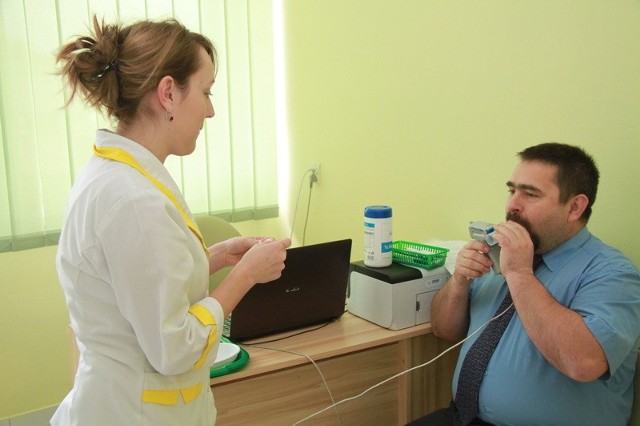 Pod okiem pielęgniarki Klaudii Czupryńskiej, wójt gminy Piekoszów Tadeusz Dąbrowa, poddał się między innymi spirometrii, czyli badaniu objętości i pojemności płuc.