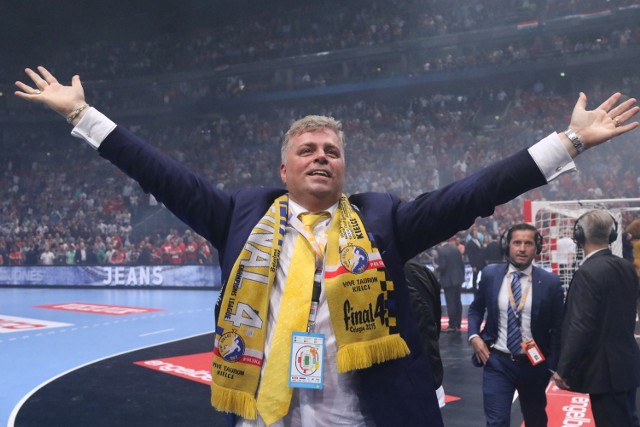 Prezes Vive Tauron Kielce Bertus Servaas w Koloni cieszy się ze zwycięstwa w Lidze Mistrzów. Ta wygrana da też klubowi sporą korzyść finansową.