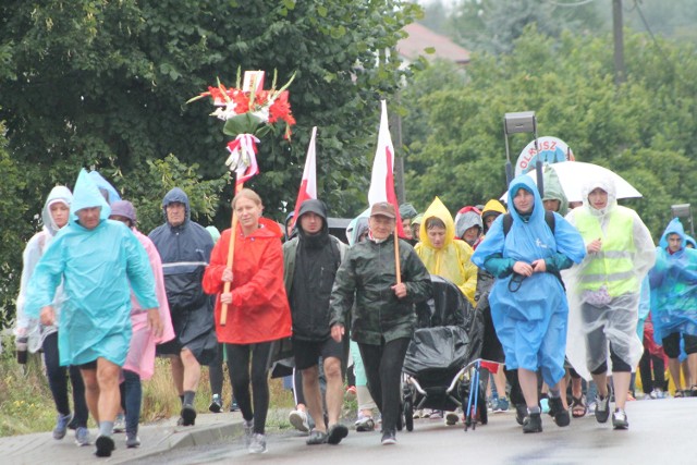 Trwa pielgrzymka z Diecezji Sosnowieckiej na Jasną Górę. Pielgrzymi o 8 wyruszyli z Podzamcza (gmina Ogrodzieniec). W trzecim dniu marszu mają do pokonania około 35 kilometrów. Nocować będą w Mirowie.