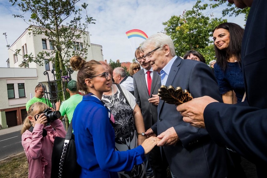 W niedziele, 9 września, Leonard Pietraszak zasadził dąb w...