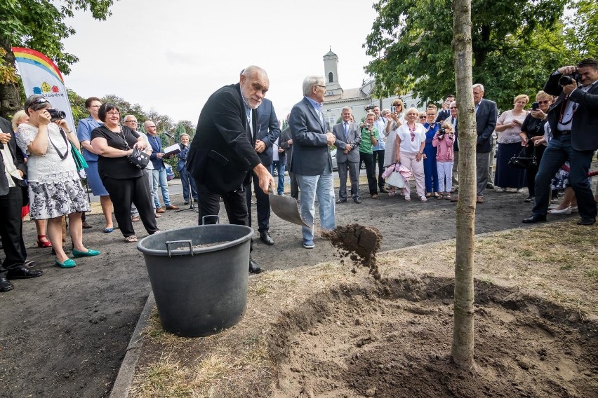 W niedziele, 9 września, Leonard Pietraszak zasadził dąb w...