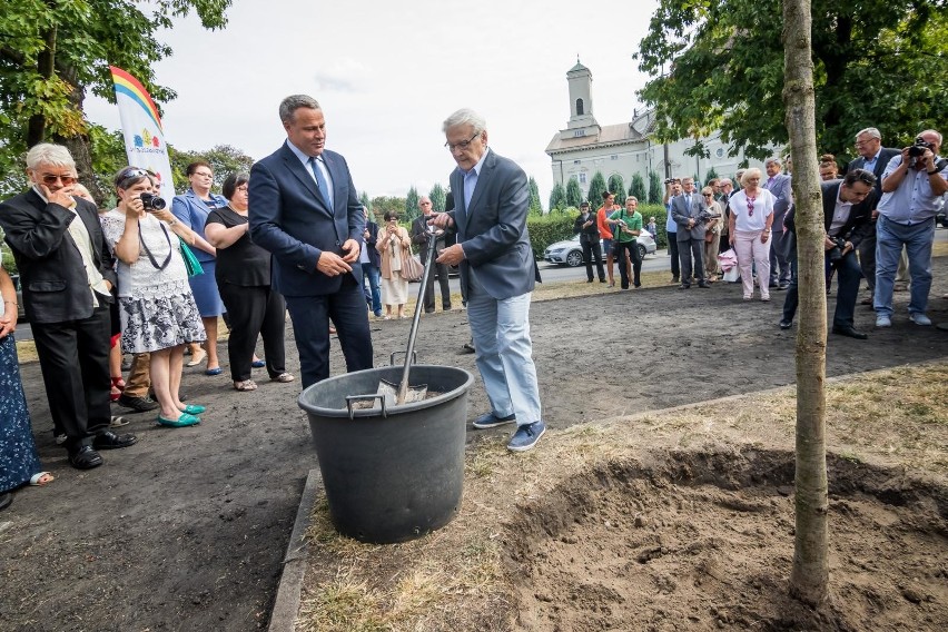 W niedziele, 9 września, Leonard Pietraszak zasadził dąb w...