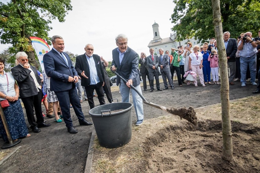 W niedziele, 9 września, Leonard Pietraszak zasadził dąb w...