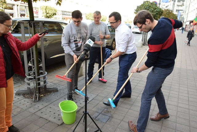 Zdaniem posła Marcina Horały ulice w Gdyni nie są porządkowane w sposób należyty. Kandydat na prezydenta miasta chwycił za miotłę i własnoręcznie czyścił ulicę Świętojańską