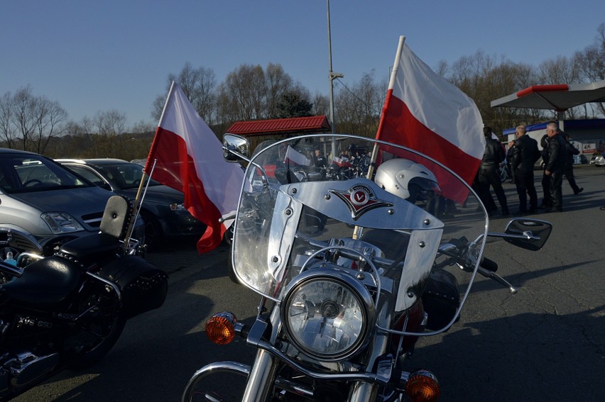 W Bobowej na rynku mieszkańcy odśpiewali hymn, tak uczcili rocznicę odzyskania niepodległości [ZDJĘCIA]