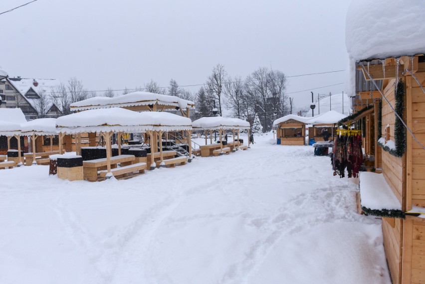 Zakopane: "Śnieżne Targi" miały ruszyć przed świętami. Zaliczyły... miesiąc opóźnienia [ZDJĘCIA]