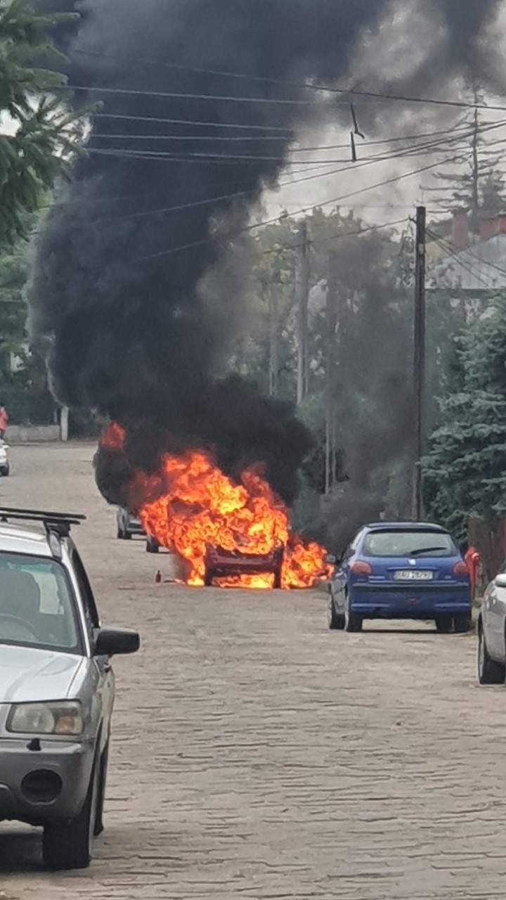 Augustów. Pożar samochodu na ul. Armii Krajowej. Auto spłonęło doszczętnie [ZDJĘCIA]