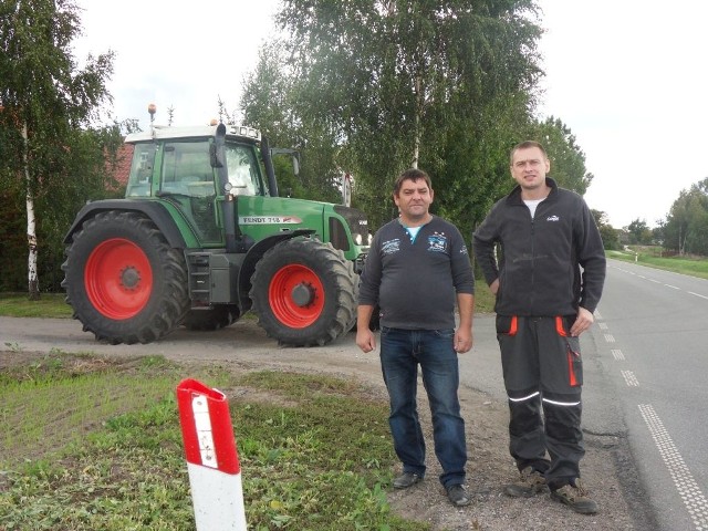 - Czy na tym skrzyżowaniu musi dojść do tragedii, aby urzędnicy zadbali o nasze bezpieczeństwo - mówią Piotr Oliwa (z lewej) i Zbigniew Dembowski
