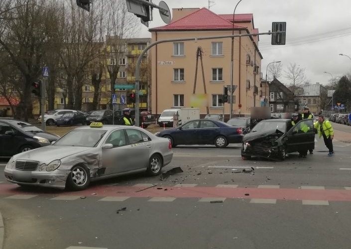 Białystok. Zderzenie w centrum miasta. Uczniowie pomagali policjantom (zdjęcia)