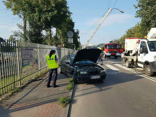 Dachowanie bmw przy stadionie. Kierowca w sztok pijany