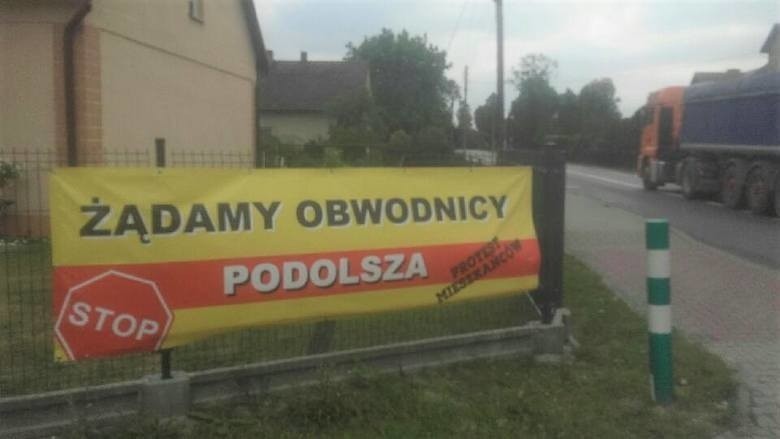 Cały czas trwa akcja protestacyjna mieszkańców Podolsza,...