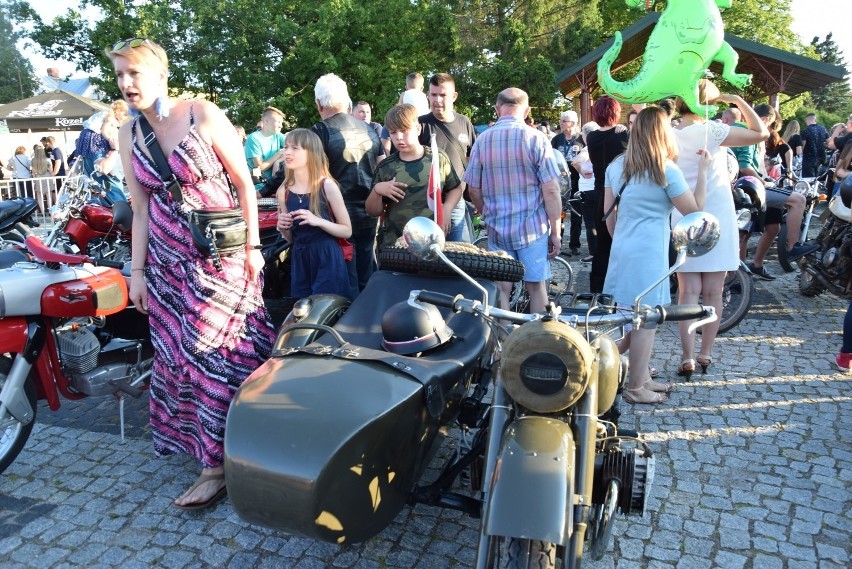 Parada motocykli podczas festynu "Spotkajmy się na św. Jakuba" w Bakałarzewie. Na rynku zaroiło się od motocykli [Zdjęcia]