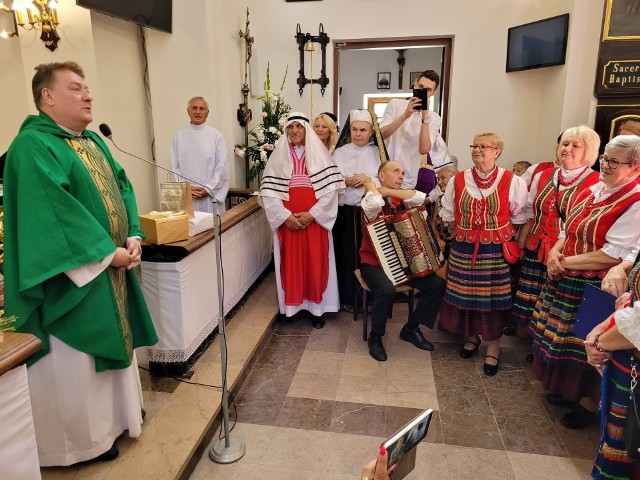 Wierni pożegnali księdza Jana Godka z parafii w Lisowie.