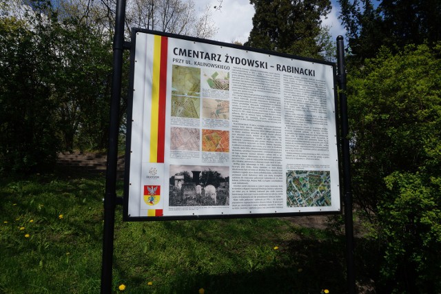 Choć w większości ciekawe miejsca na mapie zwiedzania Białegostoku są opisane w przynajmniej dwóch językach, w centrum są jeszcze tablice, które historię tych miejsc opowiadają tylko po polsku