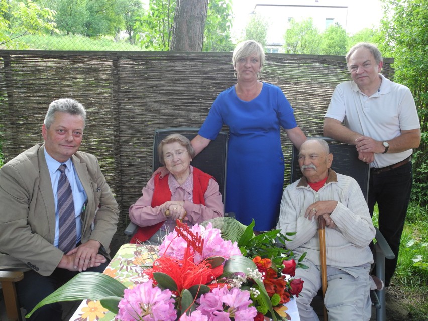 Barbara i Józef Dylągowie z Wilczkowic z wójtem Antonim...