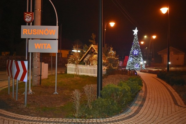 Dekoracje świąteczne dodają magicznego blasku, przemieniając światłem każde miejsce w bajkowy świat. Tak też jest i w Rusinowie. O tym, że zbliżają się Święta Bożego Narodzenia, przypominają iluminacje świąteczne. Gminę Rusinów oświetlają dwie choinki, jedna duża, podświetlona pojawiła się w centrum Rusinowa, a druga przed budynkiem Urzędu Gminy. Nie zabrakło również ozdobnych dekoracji, dzięki którym da się już poczuć świąteczny nastrój.  Zawsze świąteczne iluminacje oczarowują mieszkańców i przyjezdnych. Budynki i urzędy zdobią zachwycające światełka i zyskują coraz większą popularność. Współczesne dekoracje świetlne i iluminacje wykorzystują nowoczesne, oszczędne diody. Zobaczcie kolejne zdjęcia >>>