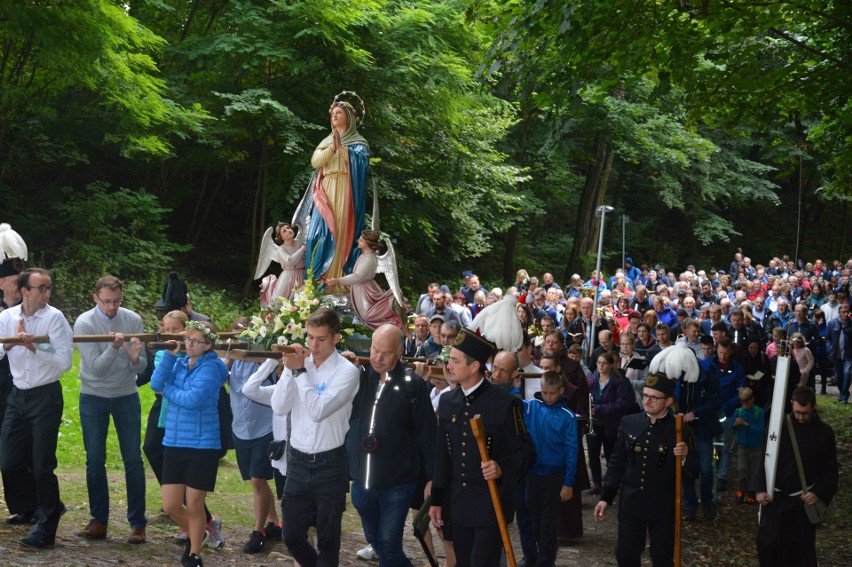 Młodzież - z pomocą górników - niosła po dróżkach...