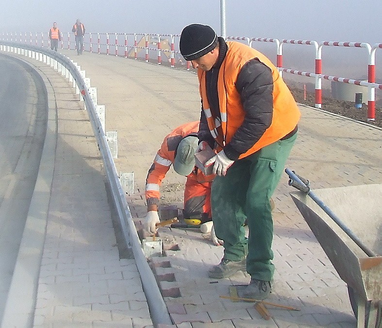 Tempo prac na budowie A1 między Brzeziem a Kowalem coraz...