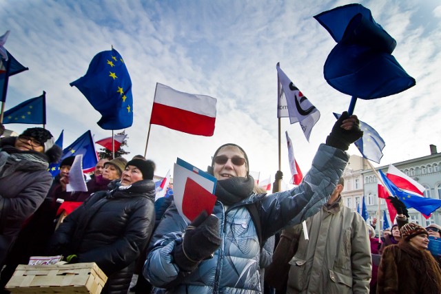 Dzisiaj po raz kolejny w kilkudziesięciu miastach w całej Polsce zorganizowano manifestacje Komitetu Obrony Demokracji. Tym razem przebiegły pod hasłem &bdquo;KOD w obronie wolności i demokracji&rdquo;. W Bydgoszczy sympatycy KOD spotkali się w samo południe na Starym Rynku. W Toruniu zaś na Rynku Staromiejskim. &lt;center&gt;Manifestacja w Bydgoszczy - fragment naszej transmisji na żywo&lt;iframe src=&quot;http://embed.bambuser.com/channel/pomorskapl&quot; width=&quot;460&quot; height=&quot;345&quot; frameborder=&quot;0&quot;&gt;Your browser does not support iframes.&lt;/iframe&gt;To była już trzecia demonstracja KOD w Bydgoszczy. &lt;iframe src=&quot;http://get.x-link.pl/cf9661e4-c1a7-7338-12dd-328954f2eb7f,49f1525b-ef23-5d37-69f5-37318211e79c,embed.html&quot; width=&quot;640&quot; height=&quot;360&quot; frameborder=&quot;0&quot; webkitallowfullscreen=&quot;&quot; mozallowfullscreen=&quot;&quot; allowfullscreen=&quot;&quot;&gt;&lt;/iframe&gt;&lt;/center&gt;